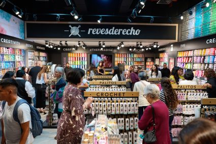 Revesderecho llega a Perú con su primera tienda y una propuesta inmersiva de tejido