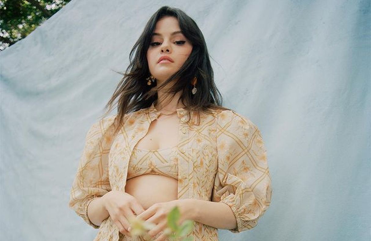 Selena Gomez luce su belleza en la portada de la revista Vogue