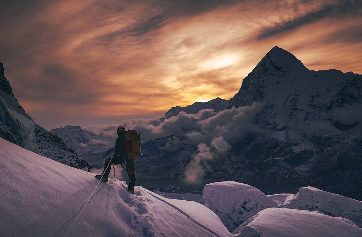 El Everest registra récord de escaladores pese a la pandemia de la COVID-19