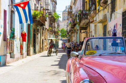 Cuba recibe a viajeros internacionales sin cuarentena pero con vacunas