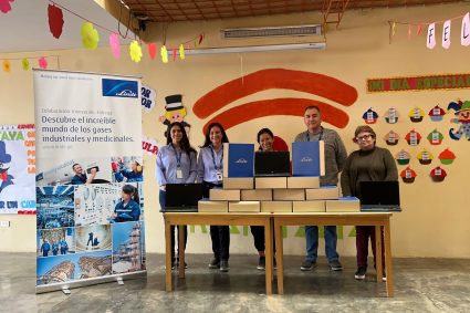 Linde Perú dona laptops a menores de la ONG Kantaya en distrito de Mi Perú
