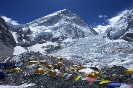 Nepal registra récord histórico de escaladores para coronar el Everest 