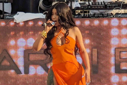 Cardi B lanza micrófono a espectadora que le arrojó bebida durante concierto