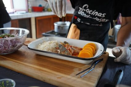 Cocinas Bondadosas: Chef lleva experiencia gastronómica a los comedores populares