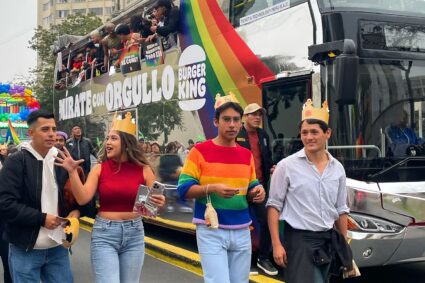 Mírate con orgullo: La invitación del bus espejado de Burger King en el pride 2024 de Lima