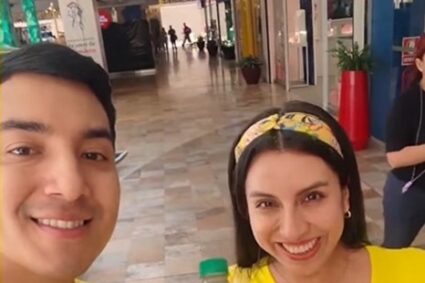 Personas vestidas de amarillo llenan las calles de Perú
