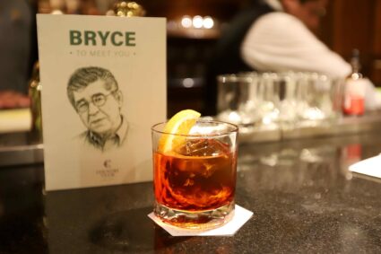 El Bar Inglés del Country Club Lima Hotel presenta el “Old Julius Negroni”, un cóctel inspirado en Alfredo Bryce Echenique