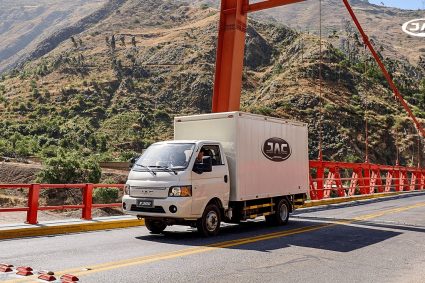 JAC X300: potencia, capacidad y mayor largo carrozable en el segmento ligero