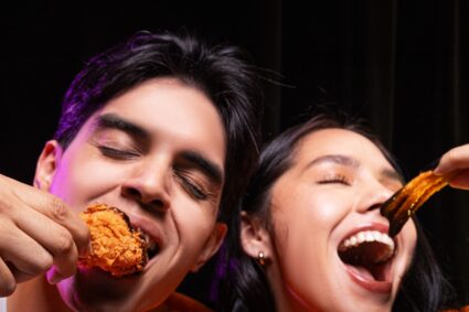 Popeyes presenta su nueva salsa negra con una campaña especial por Halloween