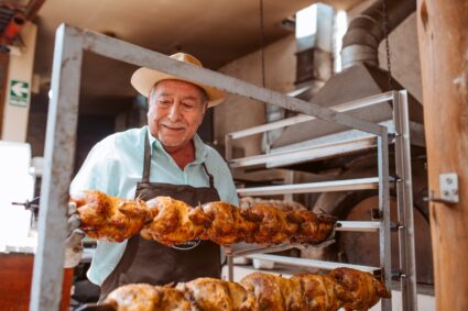 Donde Walter cumple 20 años y lo celebra con un sorteo de pollo a la brasa gratis por un año
