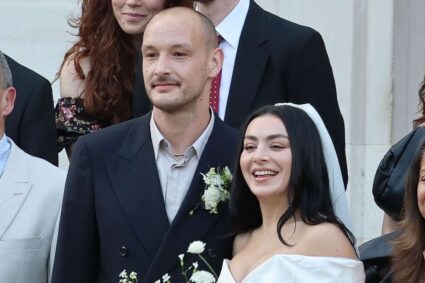 Charli XCX se casa con George Daniel, baterista de “The 1975”