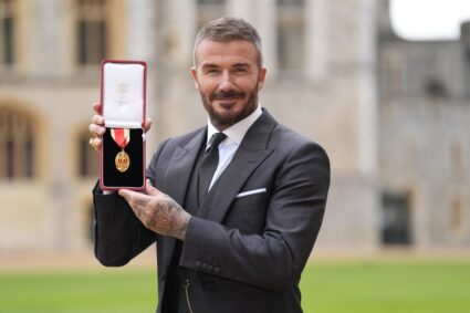 David Beckham fue nombrado caballero por el rey Carlos III