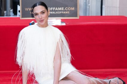 Gal Gadot se emociona al recibir su primera estrella en el Paseo de la Fama de Hollywood