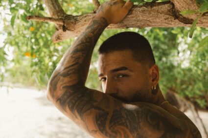 Maluma destapa su lado sensual y veraniego con su nuevo tema “Bronceador”